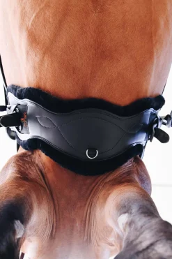 Kentucky Horsewear anatomisk gjordovertrekk i saueskinn til kort gjord